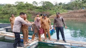 Pemdes Usul Panen Perdana Ikan Nila dengan Metode Kerambah Apung