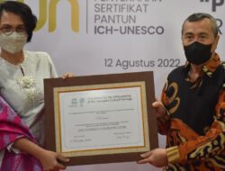 Gubri Resmi Terima Sertifikat Pantun UNESCO