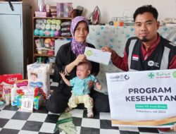 Rohis Awal Bross bersama IZI Riau Bantu Biaya Berobat Adik Alifa