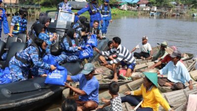 WARA Lanud Rsn Susur Sungai Siak Berikan Bantuan Sembako