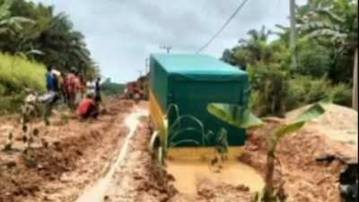Kecewa Terhadap Pemprov Riau, Warga Gelar Aksi Tanam Pohon Pisang Di Jalinsel yang Hancur