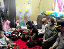Ditemani Rezita, Mensos Risma Jenguk Anak Korban Kekerasan Ayah Tiri