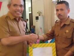 Kades Harmiyon Terima Penghargaan Desa Pendidikan dari Pj Bupati Kampar