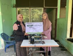 Dukung Perempuan Kreatif, IZI Riau Serahkan Mesin Jahit