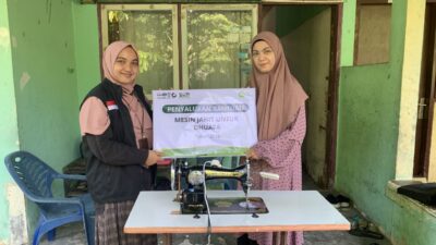 Dukung Perempuan Kreatif, IZI Riau Serahkan Mesin Jahit