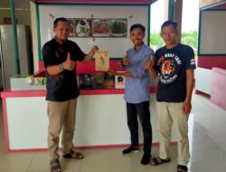 Dr (HC) Abdul Hakim El Hamidy Makan Mie Sagu Budak Awak serta Hibahkan Sejumlah Karya