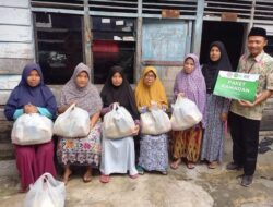 IDI Bersama IZI Riau Salurkan Paket Ramadan di Empat Titik
