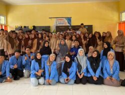 Mahasiswa KKN UIN Suska Riau datangkan Sarwan Kelana sebagai Pemateri Sosialisasi Jurnalistik di SMAS Purna Manunggal