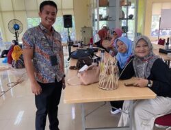 Disperindag, Koperasi & UMK Riau Latih Masyarakat Anyam Rotan