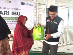 Pegadaian Syariah-IZI Riau Rayakan Hari Ibu dengan Berbagi Paket Sembako