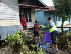 IZI Riau Bagikan Nasi kepada Warga Terdampak Banjir