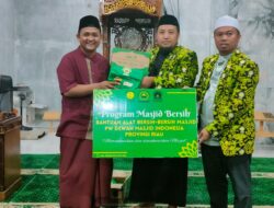 PW DMI Riau Bagikan Alat Pembersih Masjid Musala