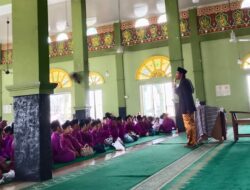 Ustaz Sarwan Ajak Anak-anak SDIT Nurul Ilmi Cintai Rasul SAW