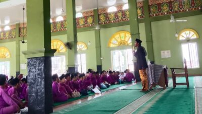 Ustaz Sarwan Ajak Anak-anak SDIT Nurul Ilmi Cintai Rasul SAW