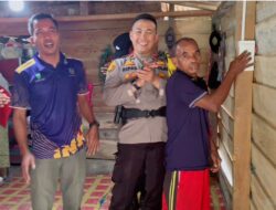 Polsek LBJ Pasang Lampu Penerangan dan Sosialisasi Pilkada