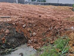 Penimbunan Lahan di Bangau Sakti Tutup Drainase dan Merusak Jalan